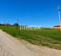 NA PREDAJ: Priestranný pozemok 2126 m² obec Víťazovce – ideálny na výs - Pozemky - bývanie vo Víťazovciach s rozľahlou lúkou a neudržiavanou asfaltovou cestou.