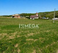 NA PREDAJ: Priestranný pozemok 2126 m² obec Víťazovce – ideálny na výs - Pozemky - bývanie v Víťazovciach s kostolom v pozadí, ideálna lokalita na výstavbu.