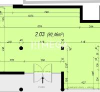 NA PRENÁJOM OBCHODNÝ PRIESTOR 96 m² – BEZ DEPOZITU, TOP CENA - Pôdorys obchodných priestorov s podlahou s dreveným dekorom a preskleným vstupom.