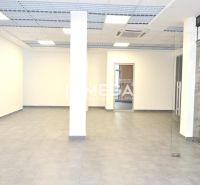NA PRENÁJOM OBCHODNÝ PRIESTOR 96 m² – BEZ DEPOZITU, TOP CENA - Interiér obchodných priestorov s dlažbou, sklenenými dverami a bielymi stenami.