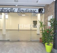 NA PRENÁJOM OBCHODNÝ PRIESTOR 96 m² – BEZ DEPOZITU, TOP CENA - Sklenené vstupné dvere s nápisom Gabrielle Boutique, obchodné priestory, podlaha s dlažbou.