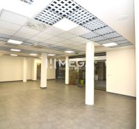 NA PRENÁJOM OBCHODNÝ PRIESTOR 96 m² – BEZ DEPOZITU, TOP CENA - Interiér obchodných priestorov s dlažbou, stĺpmi a kazetovým stropom.