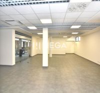 NA PRENÁJOM OBCHODNÝ PRIESTOR 96 m² – BEZ DEPOZITU, TOP CENA - Otvorený priestor s presklenými stenami a šedou podlahou v Obchodných priestoroch.