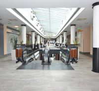 NA PRENÁJOM OBCHODNÝ PRIESTOR 96 m² – BEZ DEPOZITU, TOP CENA - Obchodné priestory so schodiskom a stĺpmi, podlaha s dreveným dekorom, presklený strop.