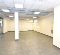 NA PRENÁJOM OBCHODNÝ PRIESTOR 96 m² – BEZ DEPOZITU, TOP CENA - Obchodné priestory s bielymi stenami a šedou podlahou.
