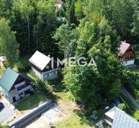 NA PREDAJ ATRAKTÍVNA MUROVANÁ CHATA NA DOMAŠI - časť MONIKA - Chaty v Holčíkovciach obklopené lesom, záhradami a cestou.