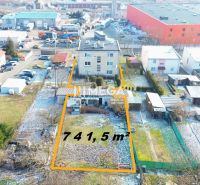 NA PREDAJ KVALITNÝ STAVEBNÝ POZEMOK 741,5 m² V MESTE HUMENNÉ - Letecký pohľad na pozemky na bývanie v Humennom, pokryté snehom, obkolesené budovami.