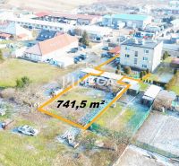 NA PREDAJ KVALITNÝ STAVEBNÝ POZEMOK 741,5 m² V MESTE HUMENNÉ - Pozemok na bývanie v Humennom, o rozlohe 741,5 m², obklopený budovami.