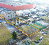 NA PREDAJ KVALITNÝ STAVEBNÝ POZEMOK 741,5 m² V MESTE HUMENNÉ - Pozemok na bývanie v Humennom, s oplotenými plochami a okolitou zástavbou.