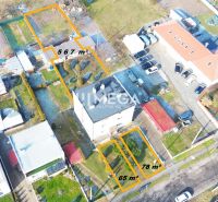 NA PREDAJ KVALITNÝ STAVEBNÝ POZEMOK 741,5 m² V MESTE HUMENNÉ - Letecký pohľad na pozemky - bývanie v Humennom, vyznačené plochy a okolie budov.