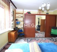 NA PREDAJ RODINNÝ DOM – MYSLINA ( len 6 km od Humenného) - Interiér rodinného domu s pracovným stolom, skriňami a stoličkami.