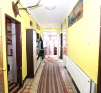 NA PREDAJ RODINNÝ DOM – MYSLINA ( len 6 km od Humenného) - Chodba v rodinnom dome s radiátorom, kobercami a dekoráciami na stenách.