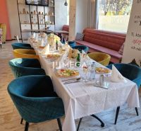 NA PREDAJ OBCHODNÉ PRIESTORY NA PODNIKANIE – VRANOV N/T - Štýlové gastro priestory s dekoratívnou výzdobou, podlaha s dreveným dekorom a elegantné stoličky.