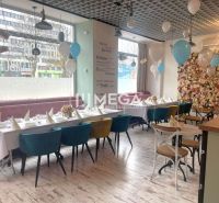 NA PREDAJ OBCHODNÉ PRIESTORY NA PODNIKANIE – VRANOV N/T - Gastro priestory s kvetinovou stenou, balónikmi a podlahou s dreveným dekorom.