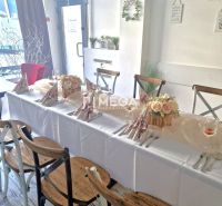 NA PREDAJ OBCHODNÉ PRIESTORY NA PODNIKANIE – VRANOV N/T - Štýlové gastro priestory s podlahou s dreveným dekorom a dekorovaným stolom na oslavy.
