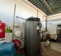 Ex. Prenájom hál/ skl. priestorov/výrobného priestoru vo Vrbovom   - Technologické zariadenie v skladovom priestore so stenou a podlahou s dreveným dekorom.