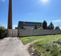 Ex. Prenájom hál/ skl. priestorov/výrobného priestoru vo Vrbovom   - Budova na Sídlisku 9. mája vo Vrbovom je obklopená zeleňou a priemyselným plotom.