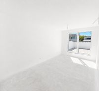 Na predaj 5-izbový rodinný dom  - Svetlá izba v rodinnom dome s veľkými oknami a balkónom.