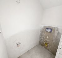 Na predaj 5-izbový rodinný dom  - Nezariadená kúpeľňa v rodinnom dome s pripravenými inštalačnými prácami.