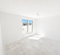 Na predaj 5-izbový rodinný dom  - Svetlá izba s balkónovými dverami v rodinnom dome, bez nábytku.