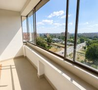 Na predaj priestranný 3-izbový byt s dvoma loggiami  - Balkón s výhľadom na mesto v 3-izbovom byte, Osuského, Bratislava - Petržalka.