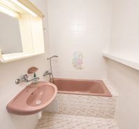 Na predaj priestranný 3-izbový byt s dvoma loggiami  - Kúpeľňa v 3-izbovom byte s ružovým sanitárnym zariadením a obkladmi.