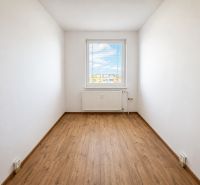 Na predaj priestranný 3-izbový byt s dvoma loggiami  - Izba s podlahou s dreveným dekorom v 3-izbovom byte, s výhľadom z okna.