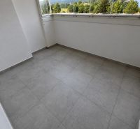 Kompletne zrekonštruovaný 2-izbový byt s 9 m² loggiou Sever - Balkón s dlažbou a výhľadom z 2-izbového bytu v Martine na ulici Budovateľov.