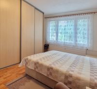 PRIESTRANNÝ BYT NA KARPATSKEJ ULICI, 80M2, SÁSOVÁ - Spálňa 3-izbového bytu s posuvnými skriňami a podlahou s dreveným dekorom.