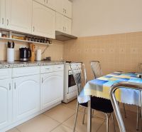 PRIESTRANNÝ BYT NA KARPATSKEJ ULICI, 80M2, SÁSOVÁ - Kuchyňa v 3-izbovom byte s bielymi skrinkami a obkladačkami, kachličkovanou stenou.