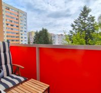 PRIESTRANNÝ BYT NA KARPATSKEJ ULICI, 80M2, SÁSOVÁ - Balkón s výhľadom v 3-izbovom byte na Karpatskej ulici v Banskej Bystrici.