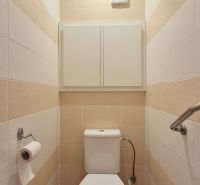 PRIESTRANNÝ BYT NA KARPATSKEJ ULICI, 80M2, SÁSOVÁ - Toaleta v 3-izbovom byte s béžovým obkladom a stropným svetlom.