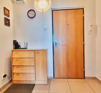 PRIESTRANNÝ BYT NA KARPATSKEJ ULICI, 80M2, SÁSOVÁ - V 3-izbovom byte je predsieň s dlažbou, drevený nábytok a svetlé steny.