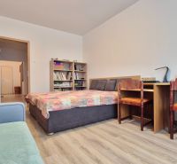 PRIESTRANNÝ BYT NA KARPATSKEJ ULICI, 80M2, SÁSOVÁ - 3-izbový byt s podlahou s dreveným dekorom, pracovným stolom a posteľou.