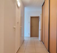 PRIESTRANNÝ BYT NA KARPATSKEJ ULICI, 80M2, SÁSOVÁ - Chodba s dlažbou a vstavanými skriňami v 3-izbovom byte.