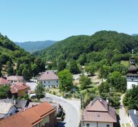 TRADIČNÝ DOM V SRDCI TAJOVA, 893 M2, TAJOV - Letecký pohľad na obec Tajov, ulica pri kostole a okolitú krajinu.