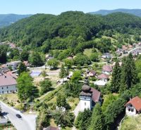 TRADIČNÝ DOM V SRDCI TAJOVA, 893 M2, TAJOV - Pohľad na zeleň a domy v obci Tajov obklopenej horami.