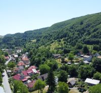 TRADIČNÝ DOM V SRDCI TAJOVA, 893 M2, TAJOV - Krajinná panoráma v Tajove na ulici 55, obklopená zeleňou, rodinnými domami a kopcami.