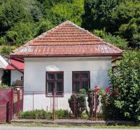 TRADIČNÝ DOM V SRDCI TAJOVA, 893 M2, TAJOV - Rodinný dom na ulici v Tajove s červenou strechou a záhradou pred bránou.
