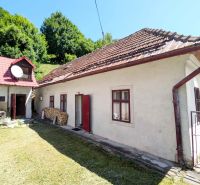 TRADIČNÝ DOM V SRDCI TAJOVA, 893 M2, TAJOV - Rodinný dom v Tajove na ulici 55 s tradičnou strechou, dvormi a okolitou prírodou.