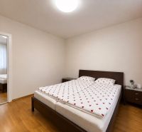 2-IZBOVÝ BYT S BALKÓNOM, ZIMNÁ ULICA, KOŠICE – STARÉ MESTO - Svetlá spálňa s posteľou a šatníkom v 2-izbovom byte, podlaha s dreveným dekorom.
