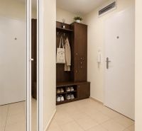 2-IZBOVÝ BYT S BALKÓNOM, ZIMNÁ ULICA, KOŠICE – STARÉ MESTO - Chodba 2-izbového bytu s dlažbou, vstavanou skriňou a vešiakom.