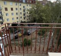 2-IZBOVÝ BYT S BALKÓNOM, ZIMNÁ ULICA, KOŠICE – STARÉ MESTO - Výhľad z balkóna na parkovisko a bytový dom na Zimnej ulici.