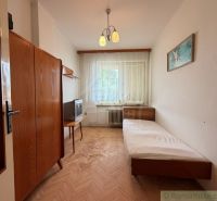 Výnimočná lokalita v Nových Zámkoch – rodinný dom blízko prírody, riek - Jednoduchá izba v rodinnom dome s posteľou a podlahou s dreveným dekorom.