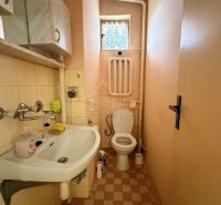 Výnimočná lokalita v Nových Zámkoch – rodinný dom blízko prírody, riek - Kúpeľňa v rodinnom dome s umývadlom a toaletou, béžové obklady a dlažba.