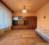 Výnimočná lokalita v Nových Zámkoch – rodinný dom blízko prírody, riek - Izba s podlahou s dreveným dekorom, skriňou a posteľou v rodinnom dome.
