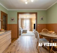 PREDAJ | 2-izb. byt 59 m² + loggia | Š. Michaľany - Kuchyňa s jedálenským stolom a podlahou s dreveným dekorom v 2-izbovom byte.