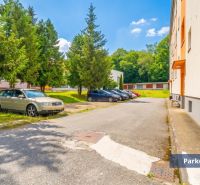 PREDAJ | 2-izb. byt 59 m² + loggia | Š. Michaľany - Parkovanie pri 2-izbovom byte na ulici Pod lesíkom v Šarišských Michaľanoch.