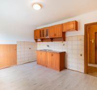 PREDAJ | 2-izb. byt 59 m² + loggia | Š. Michaľany - Kuchyňa v 2-izbovom byte s drevenými skrinkami a podlahou s dreveným dekorom.