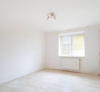 PREDAJ | 2-izb. byt 59 m² + loggia | Š. Michaľany - Prázdna izba s bielymi stenami a podlahou s dreveným dekorom v 2-izbovom byte.